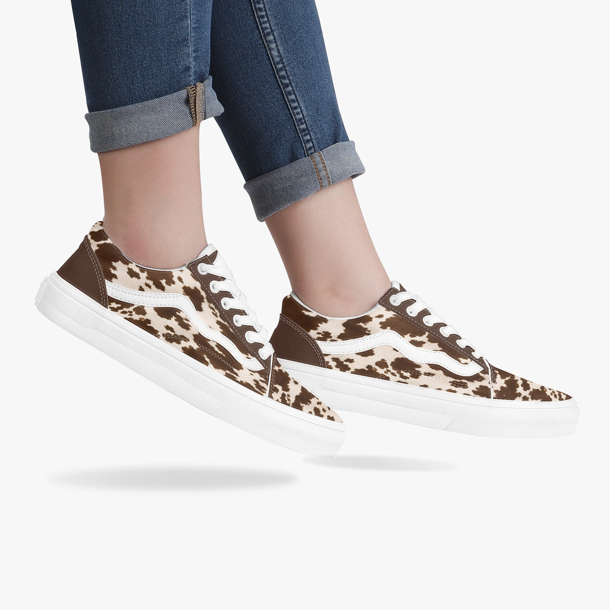 Donna che indossa sneakers stampa mucca con jeans blu, vista laterale