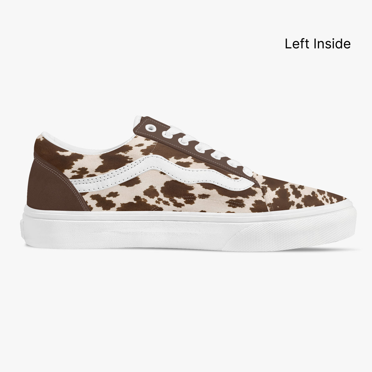 Vista di profilo interno sinistro della sneaker bassa stampa mucca con inserto marrone sul tallone