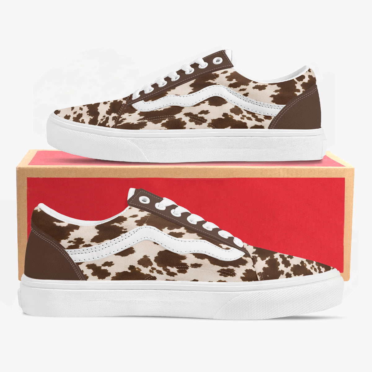 Coppia di sneakers stampa mucca esposte con scatola su sfondo rosso
