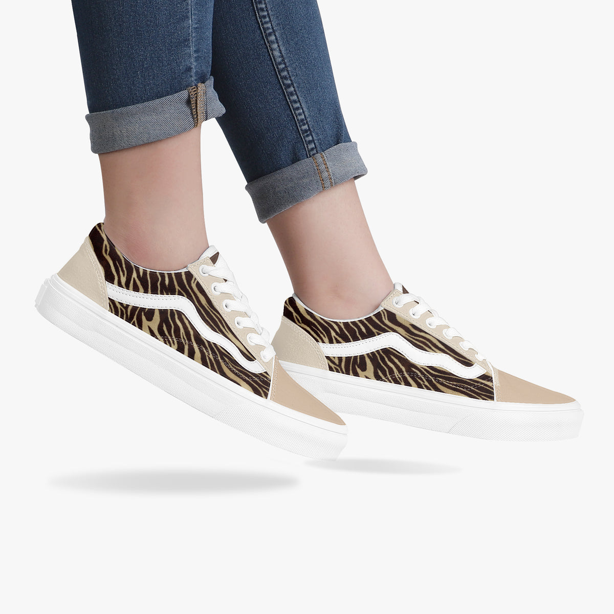 Femme en jean portant des baskets en toile imprimé zèbre en mouvement, vue de profil