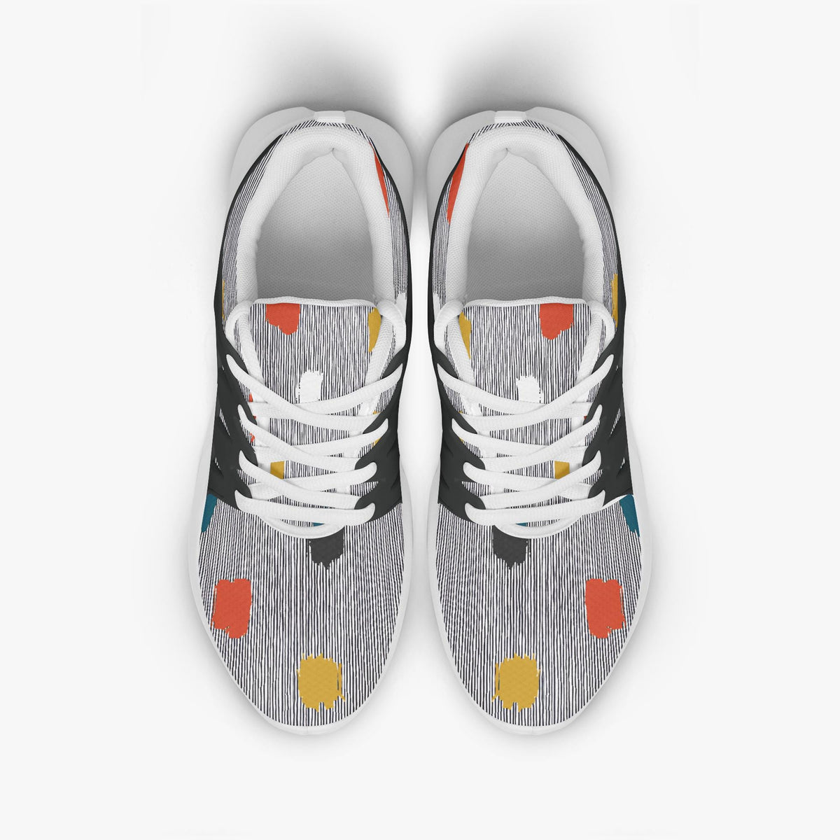 Sneakers grigie a righe gessate appoggiate su una superficie in legno, vista angolata