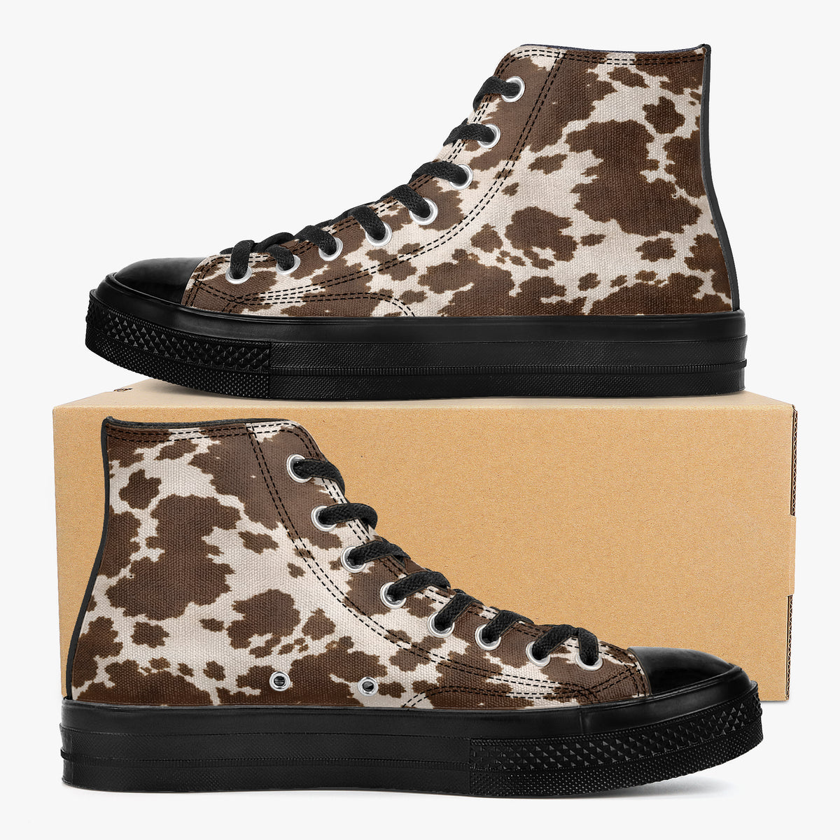 Sneakers alte a stampa mucca esposte accanto alla loro scatola su sfondo bianco, vista laterale