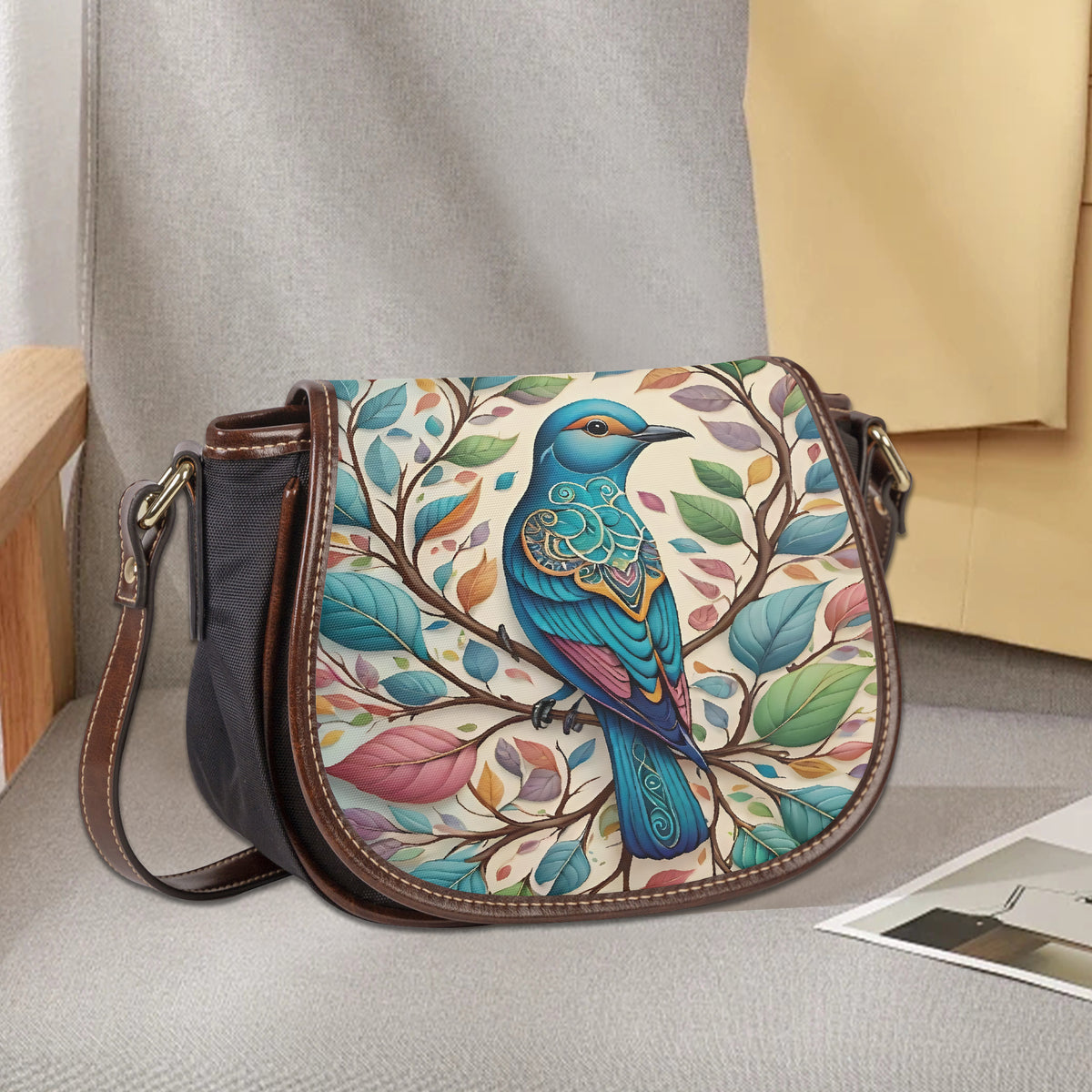 Vista de tres cuartos del bolso tipo silla con estampado de pájaros sobre fondo blanco