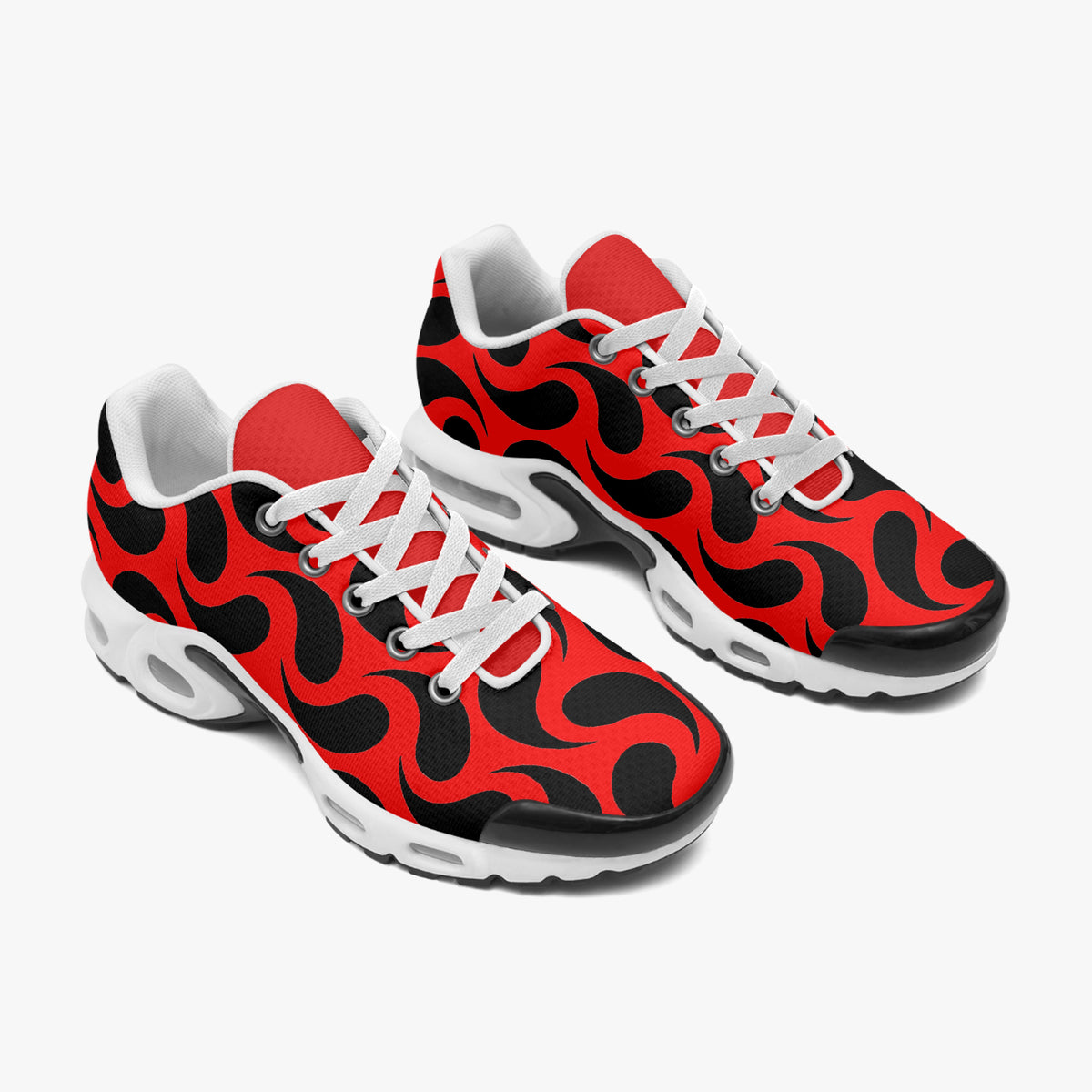 Linke Außenseitenansicht roter Herren Flammen-Print Sneaker auf weißem Hintergrund