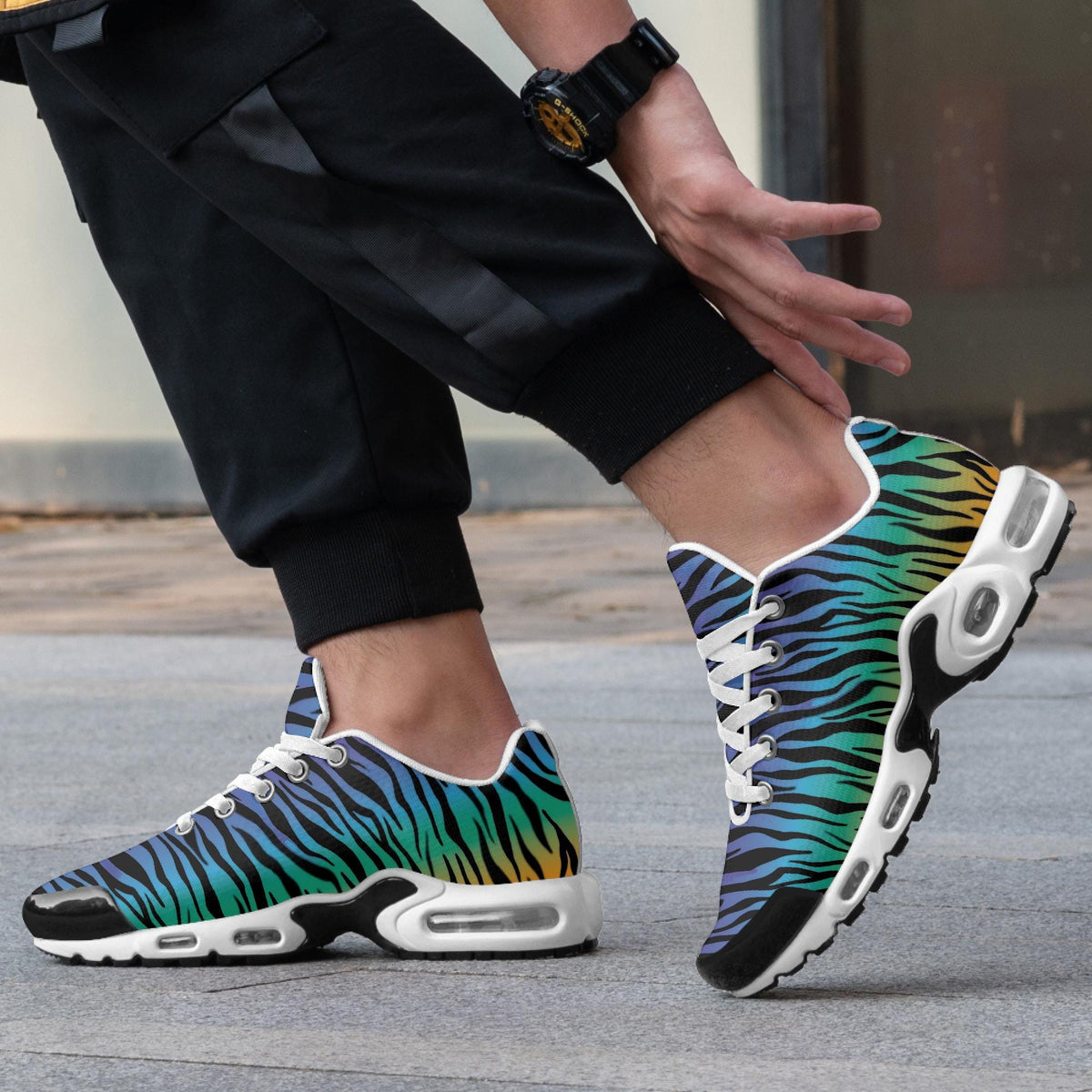 Herrensneaker mit Zebrastreifen und blau-violettem Verlauf
