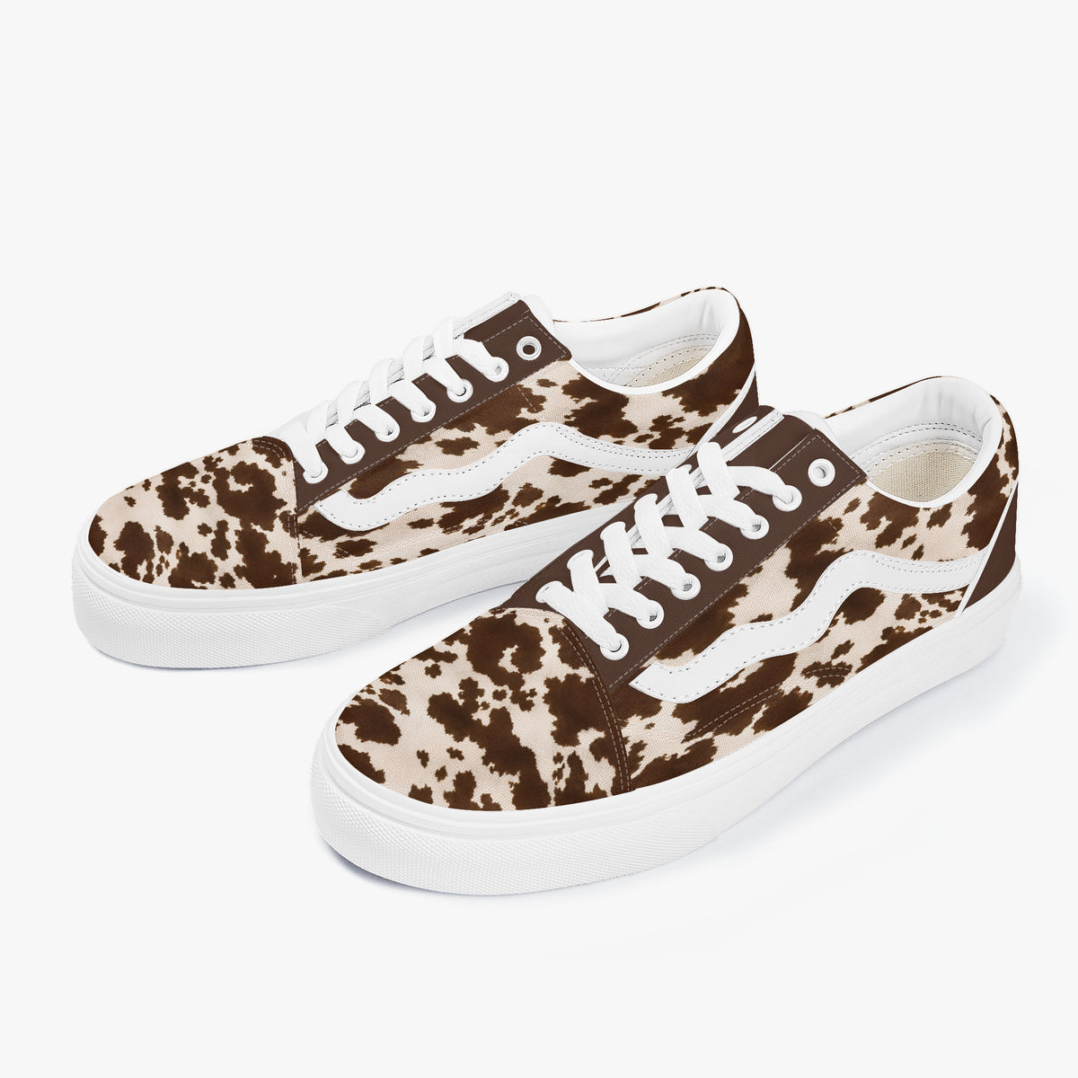 Coppia di sneakers stampa mucca in vista frontale a tre quarti su sfondo bianco