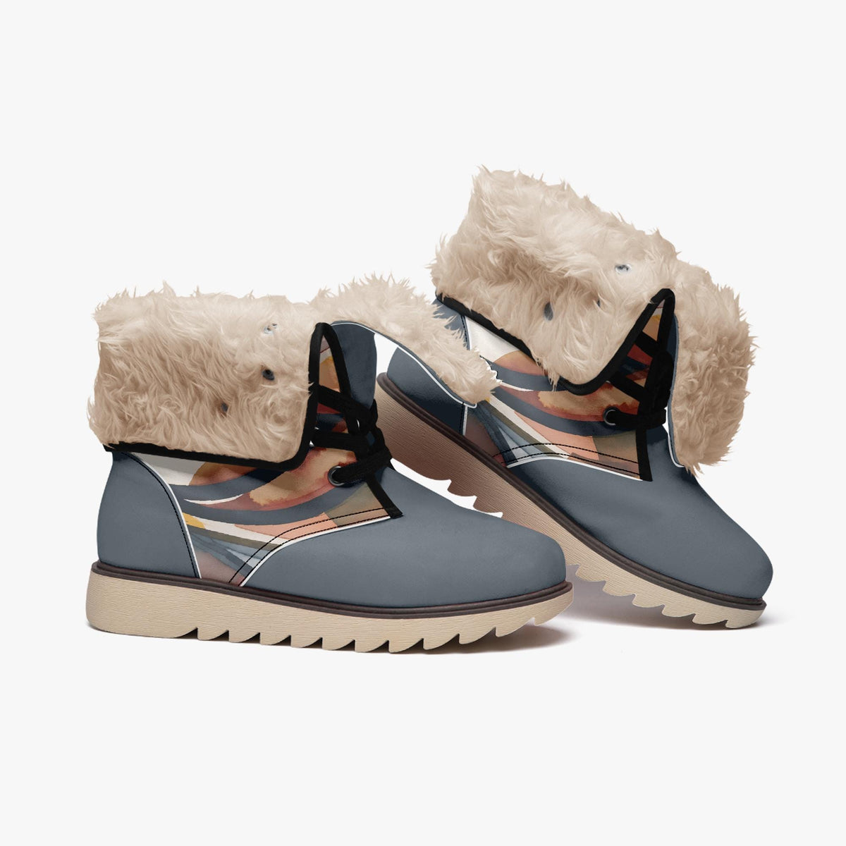 Zijaanzicht van een paar blauwgrijze faux fur winterlaarzen op een effen witte achtergrond