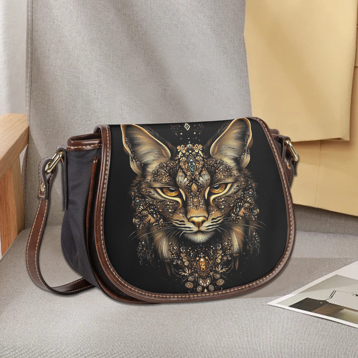 Bolso bandolera Lynx colocado sobre una silla gris junto a una foto impresa