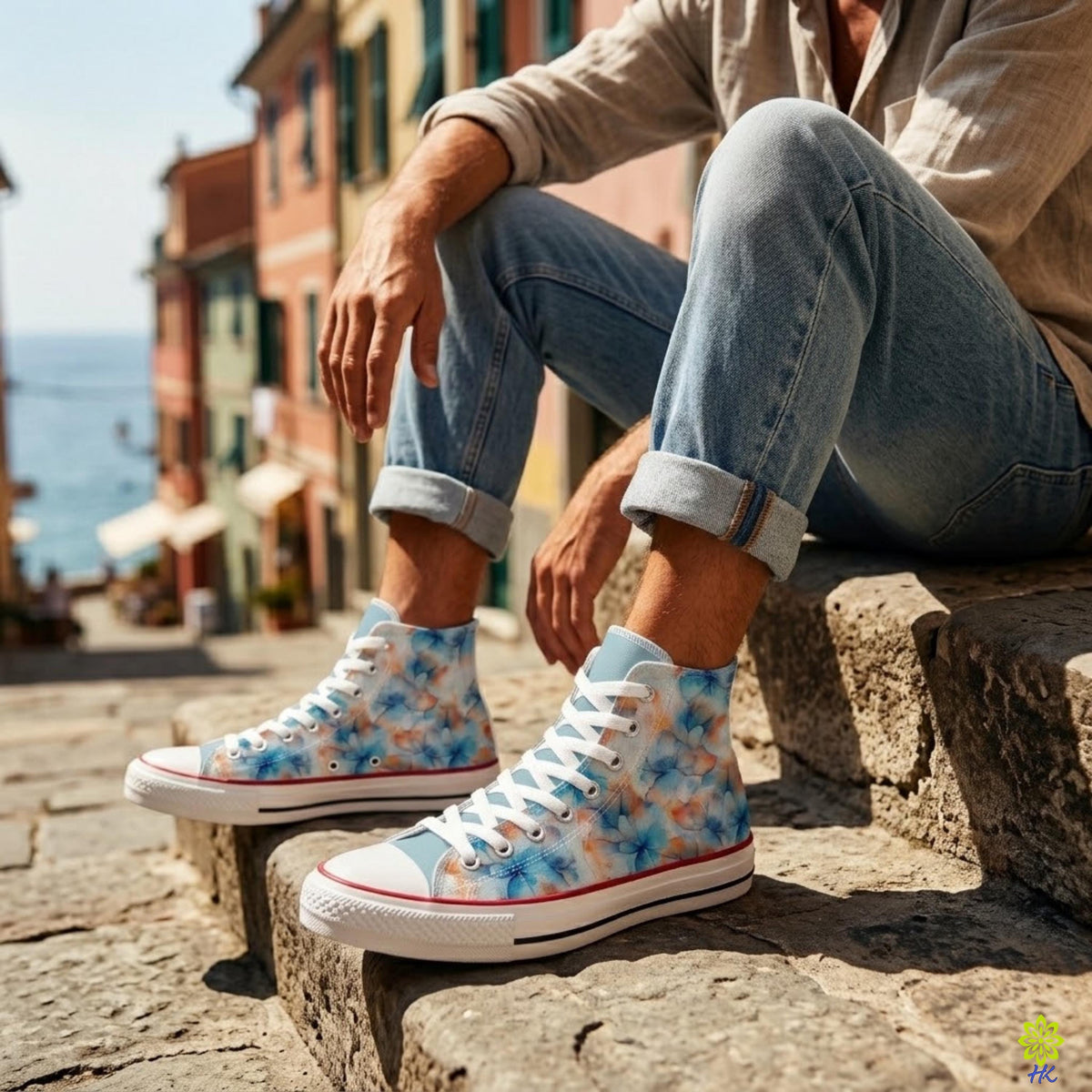 Man zittend op stenen trappen in een kustplaatsje met bloemen canvas high-top sneakers