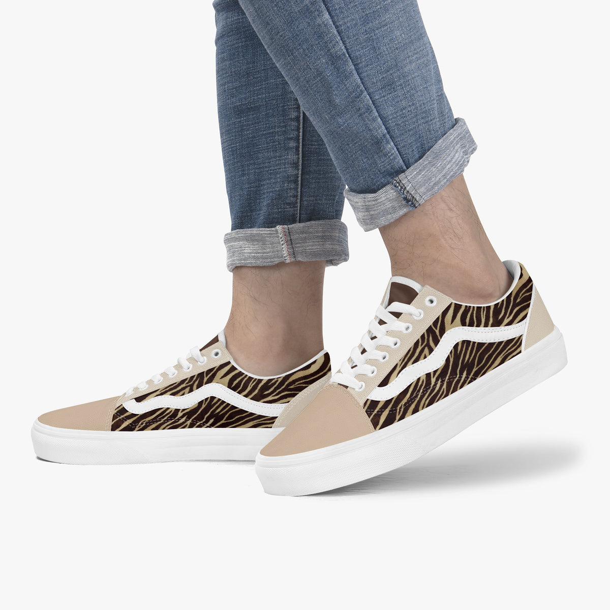 Homme avec jean retroussé portant des baskets imprimé zèbre, vue de profil