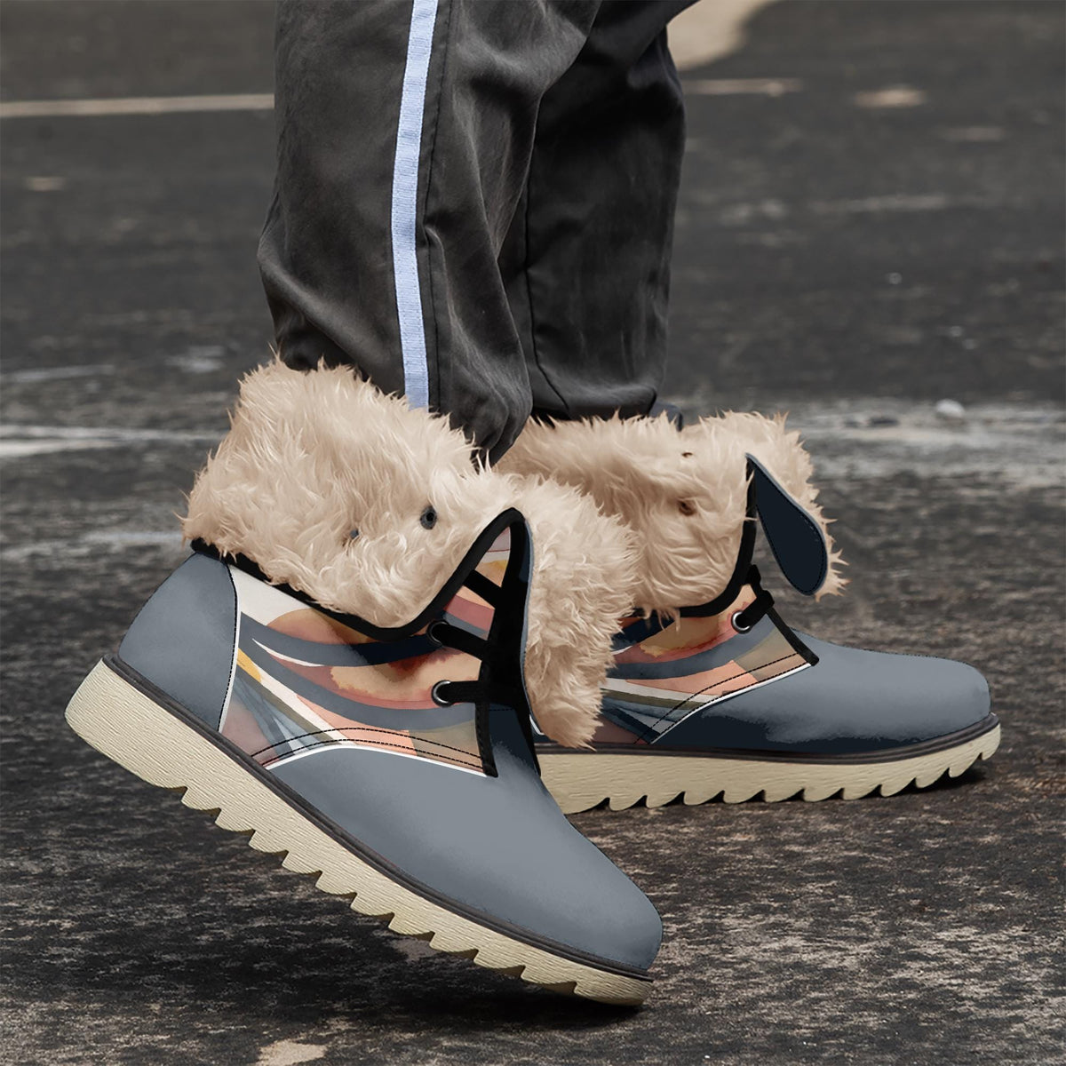Model dat loopt in faux fur winterlaarzen op een grijs trottoir