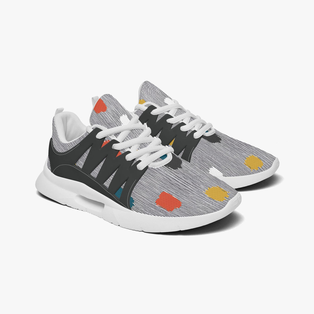 Sneakers unisex su sfondo bianco, vista a tre quarti del paio grigio a righe gessate