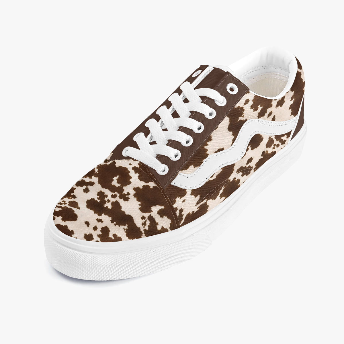 Sneakers stampa mucca in vista frontale a tre quarti su sfondo bianco