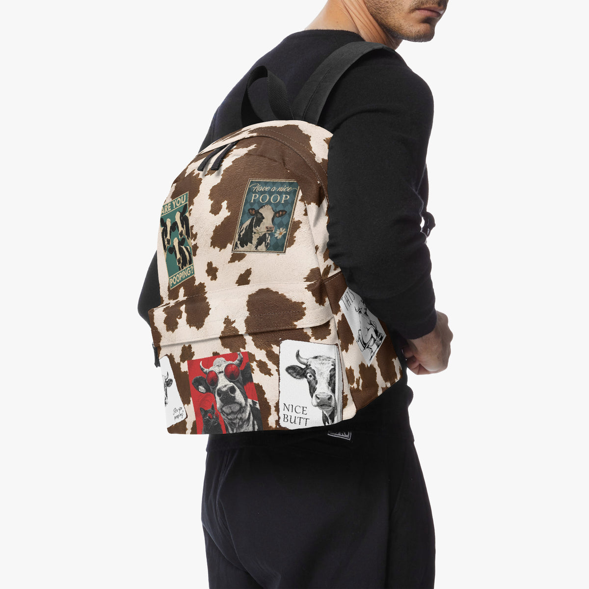 Vista frontal de la mochila de vaca marrón sobre fondo blanco