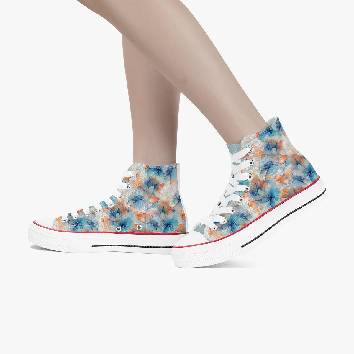 Zijaanzicht van een paar bloemen canvas high-top sneakers gedragen bij een spijkerbroek