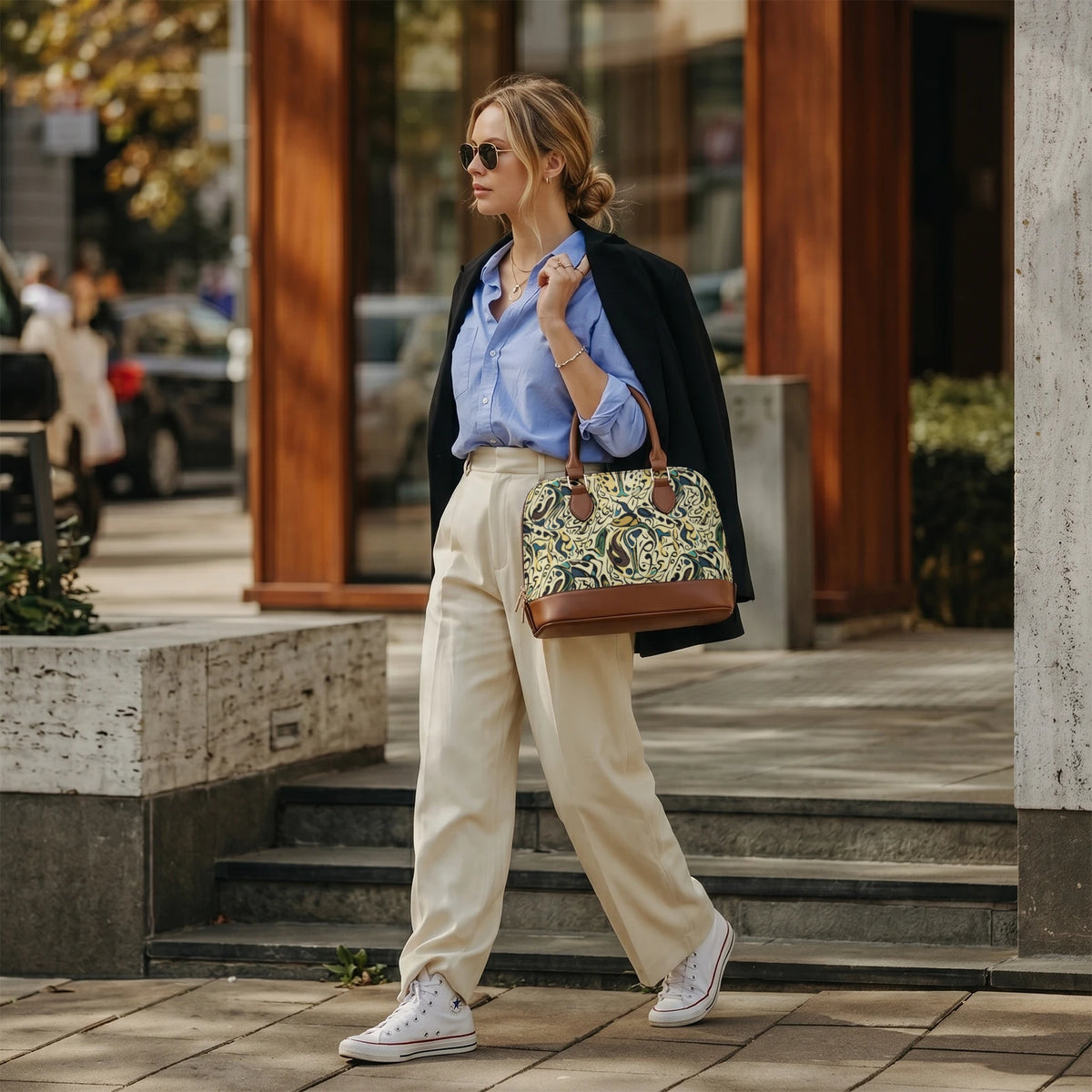 Model houdt de geprinte koepeltas op haar schouder in een straatstijl-setting