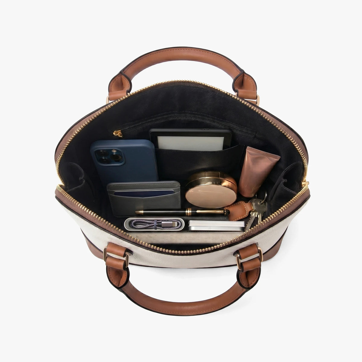 Interno aperto della borsa a sacca astratta con telefono, carte, cosmetici, penna e un piccolo taccuino