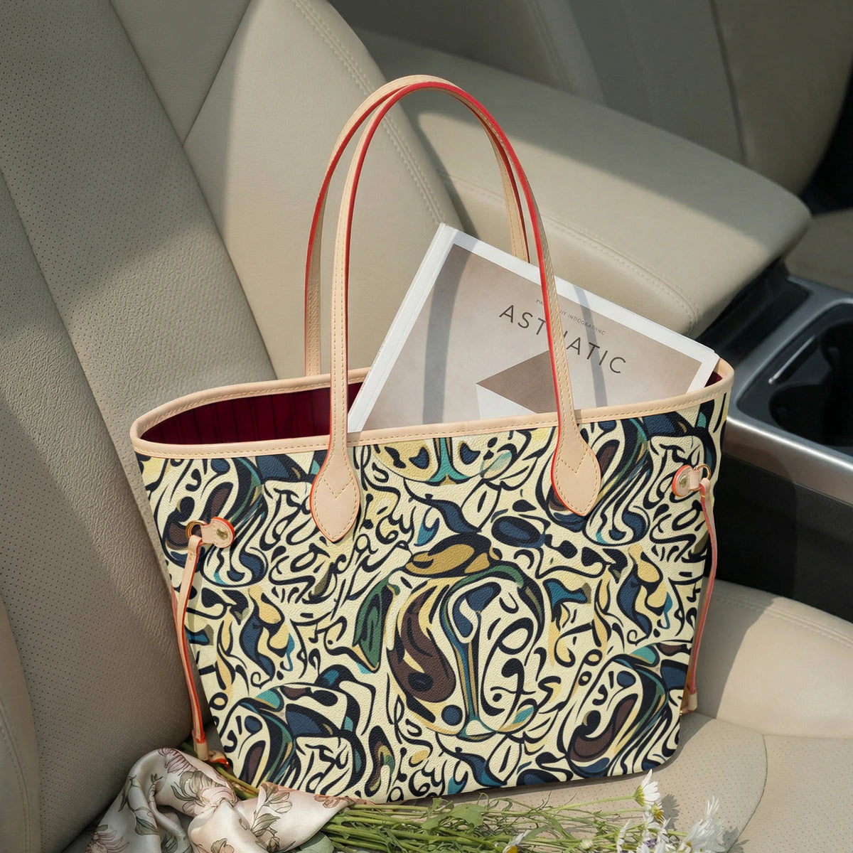 Faux leather shopper met beige afwerking op een autostoel met een tijdschrift en bloemen