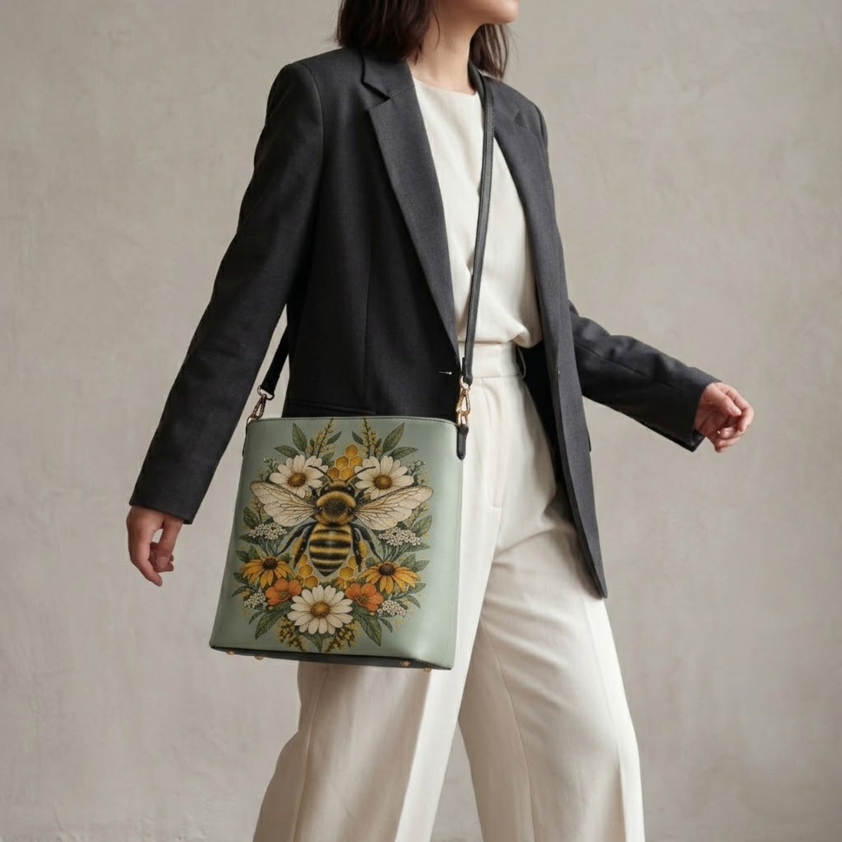 Mannequin portant le sac porté épaule abeille sur l'épaule avec un blazer et une tenue crème