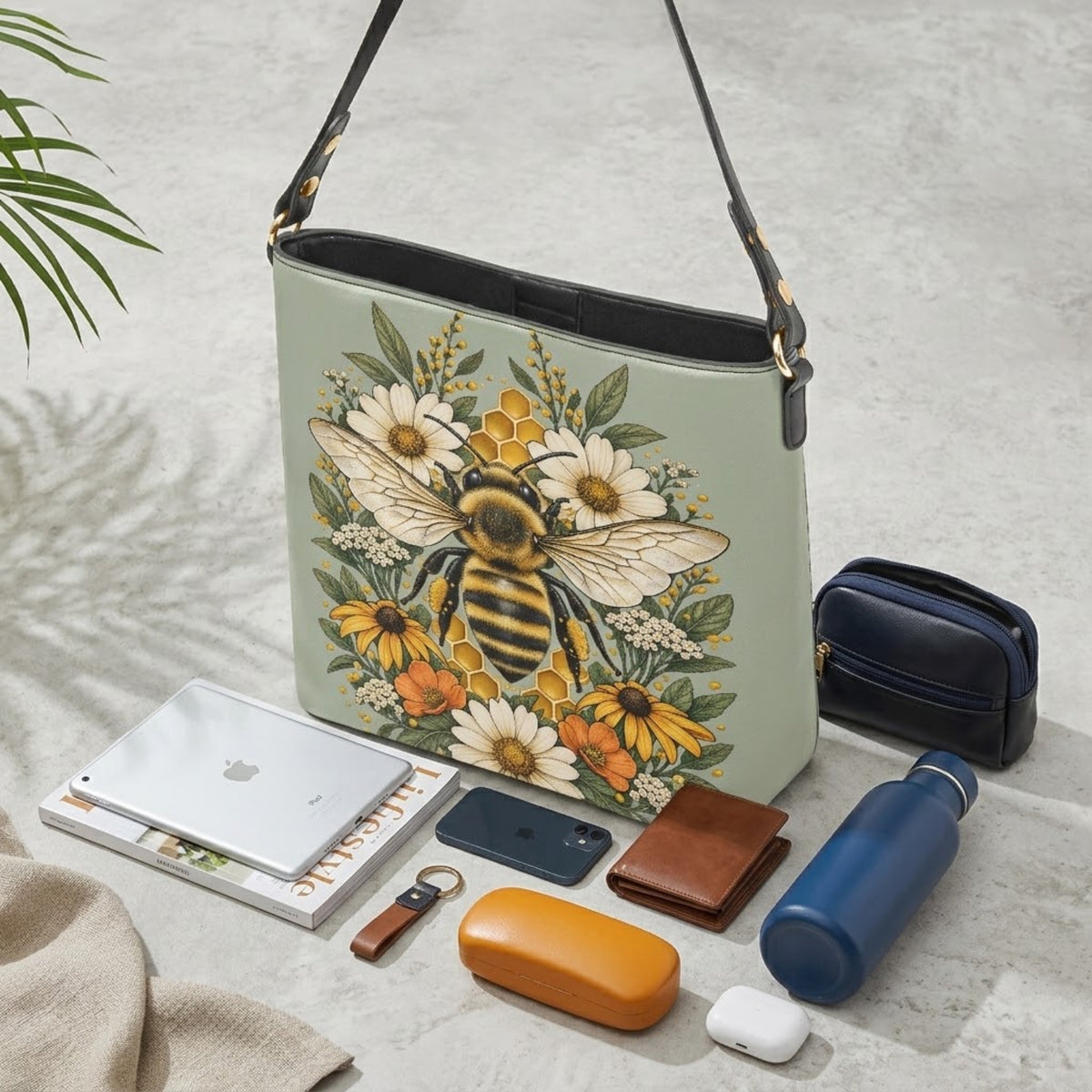 Sac porté épaule abeille en simili cuir porté sur l'épaule devant une rue de la ville