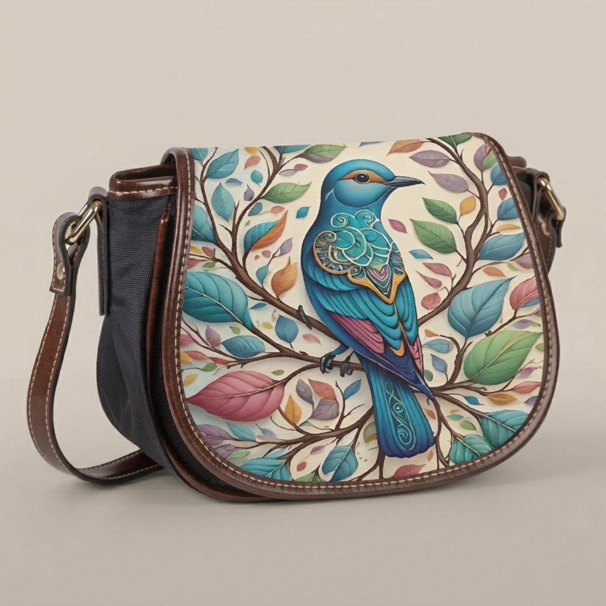 Vista frontal del bolso bandolera de lona con estampado de pájaros sobre un fondo neutro