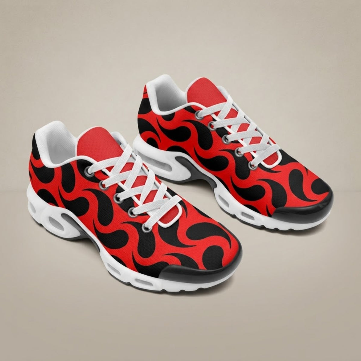 Herren Flammen-Print Sneaker in Rot mit schwarzem Flammen-Grafikmuster, Frontansicht schräg von vorne auf neutralem Hintergru