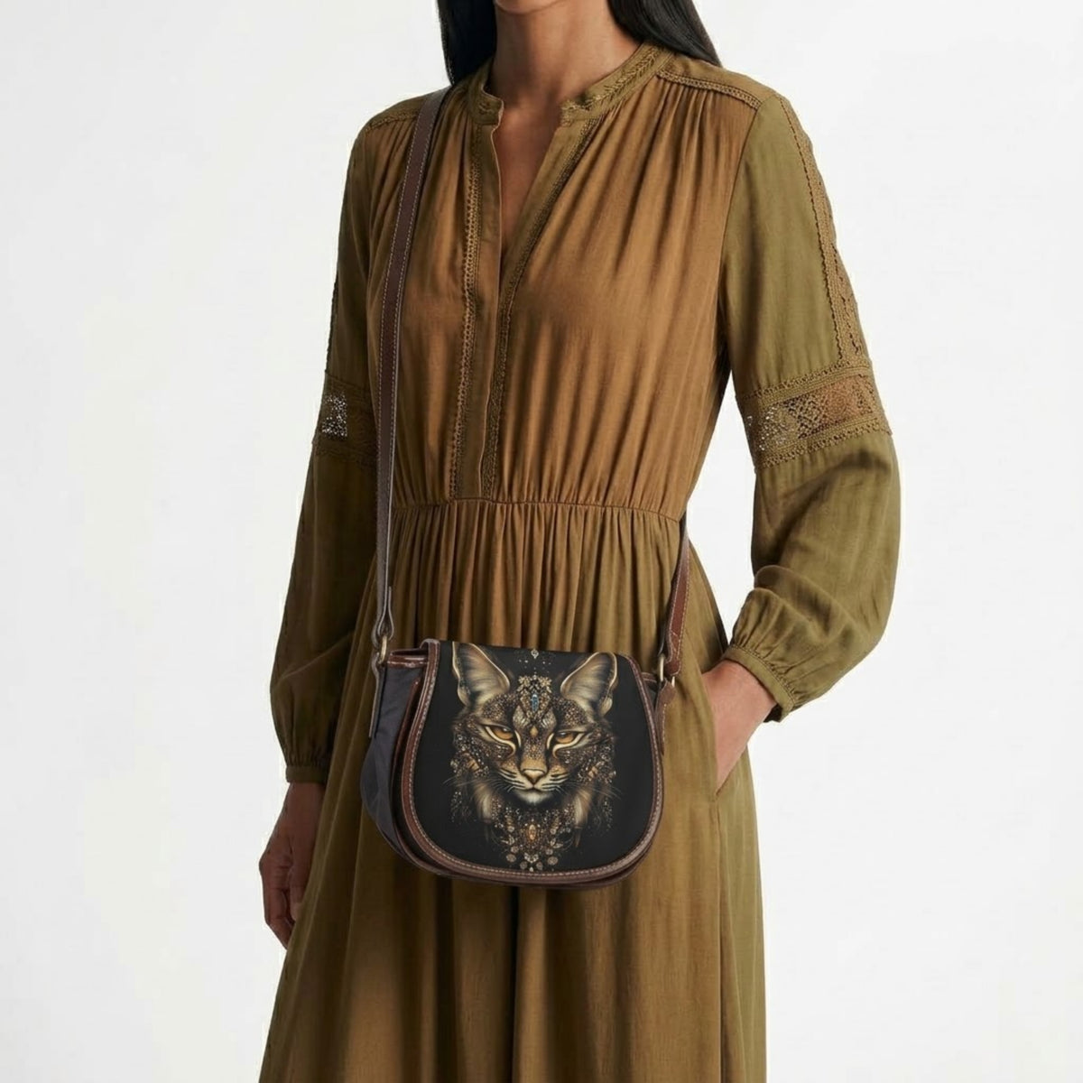 Modelo llevando el bolso bandolera Lynx cruzado sobre un vestido verde oliva