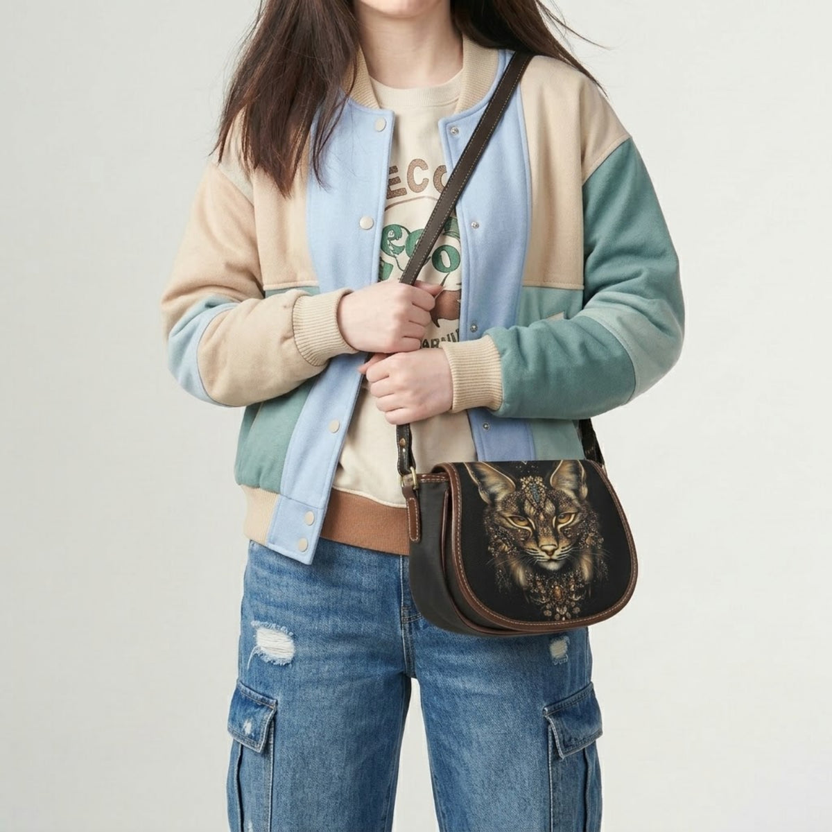 Modelo con el bolso bandolera Lynx, jeans y una chaqueta bomber corta