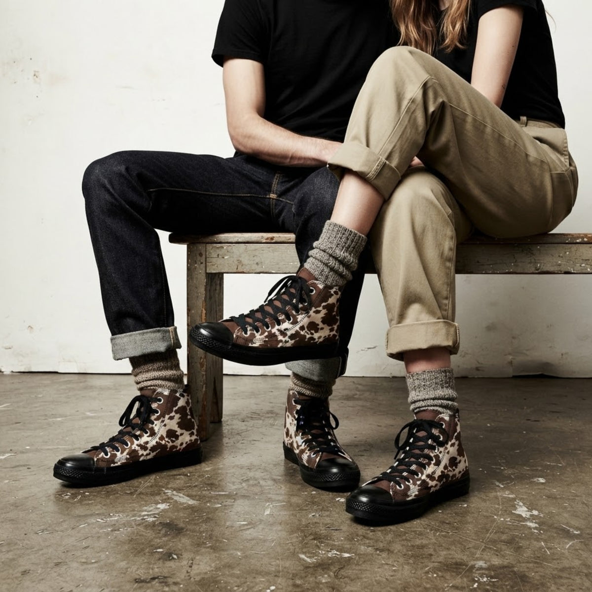 Sneakers high top stampa mucca, scarpe unisex in tela con lacci neri