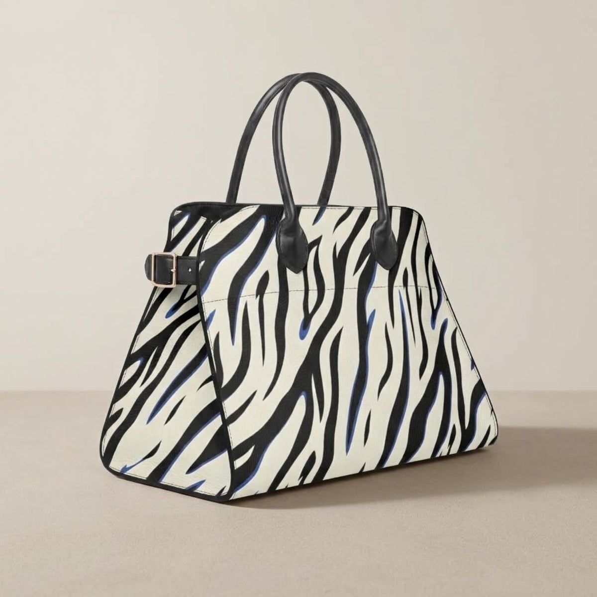 Zebra-Print Handtasche mit schwarzen Henkeln und goldfarbener Schnalle auf beigem Hintergrund