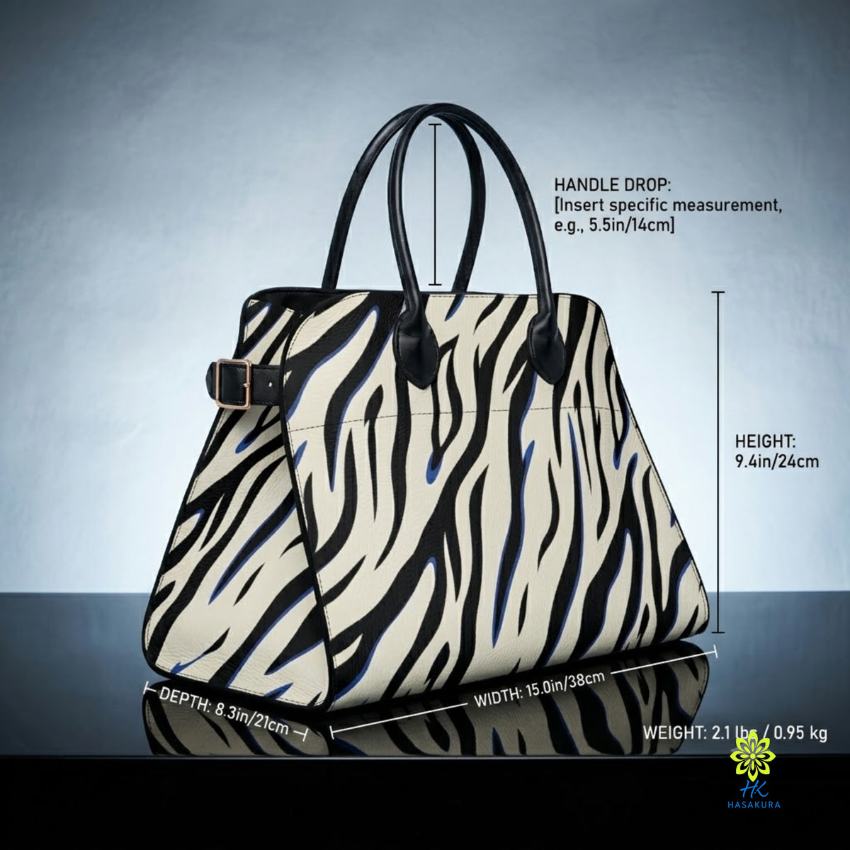 Model im schwarzen Mantel hält eine Zebra-Print Handtasche an den Henkeln auf einer Steinterrasse