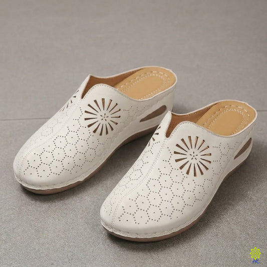 Zapatillas de casa con cuña color marfil, perforadas con calados florales
