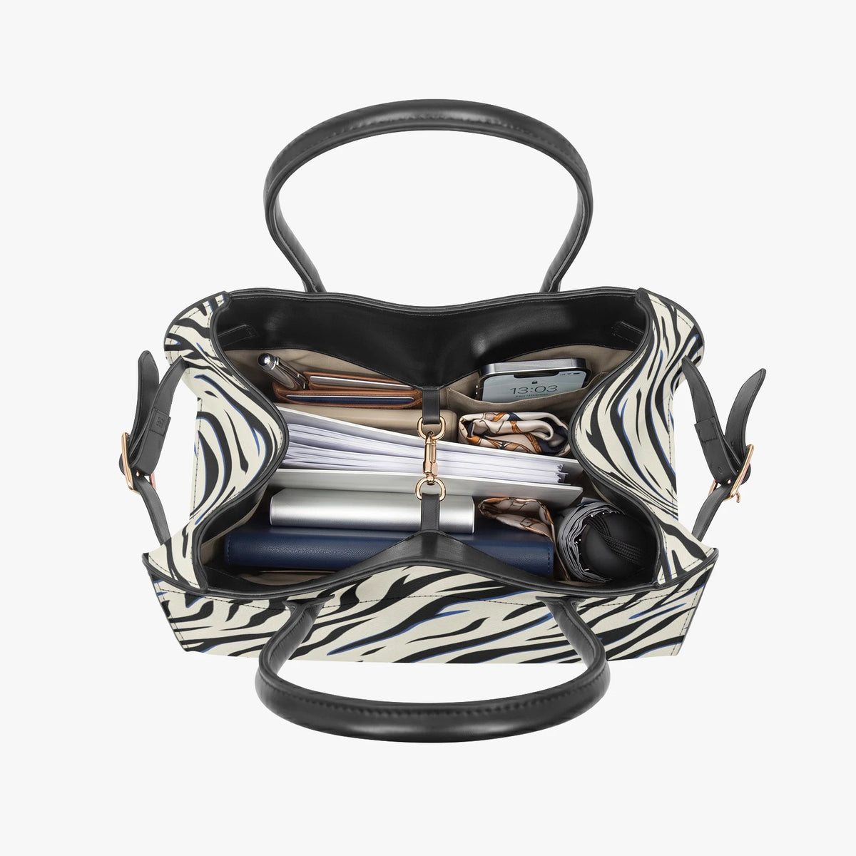 Model mit weißem Schal und schwarzem Blazer hält eine Zebra-Print Handtasche vor einem Ladengeschäft