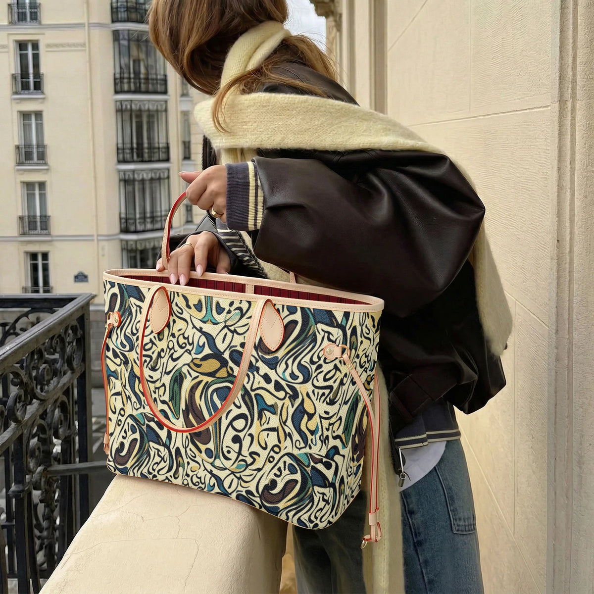 Faux leather shopper met beige afwerking op een witte tafel met een boetiekachtergrond
