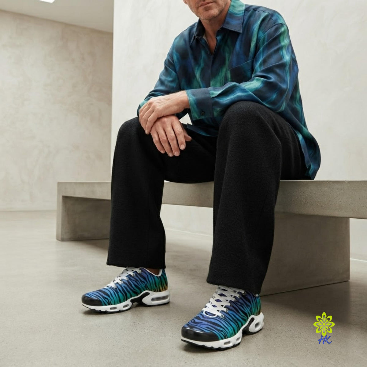Herrensneaker mit Zebrastreifen und blau-violettem Verlauf