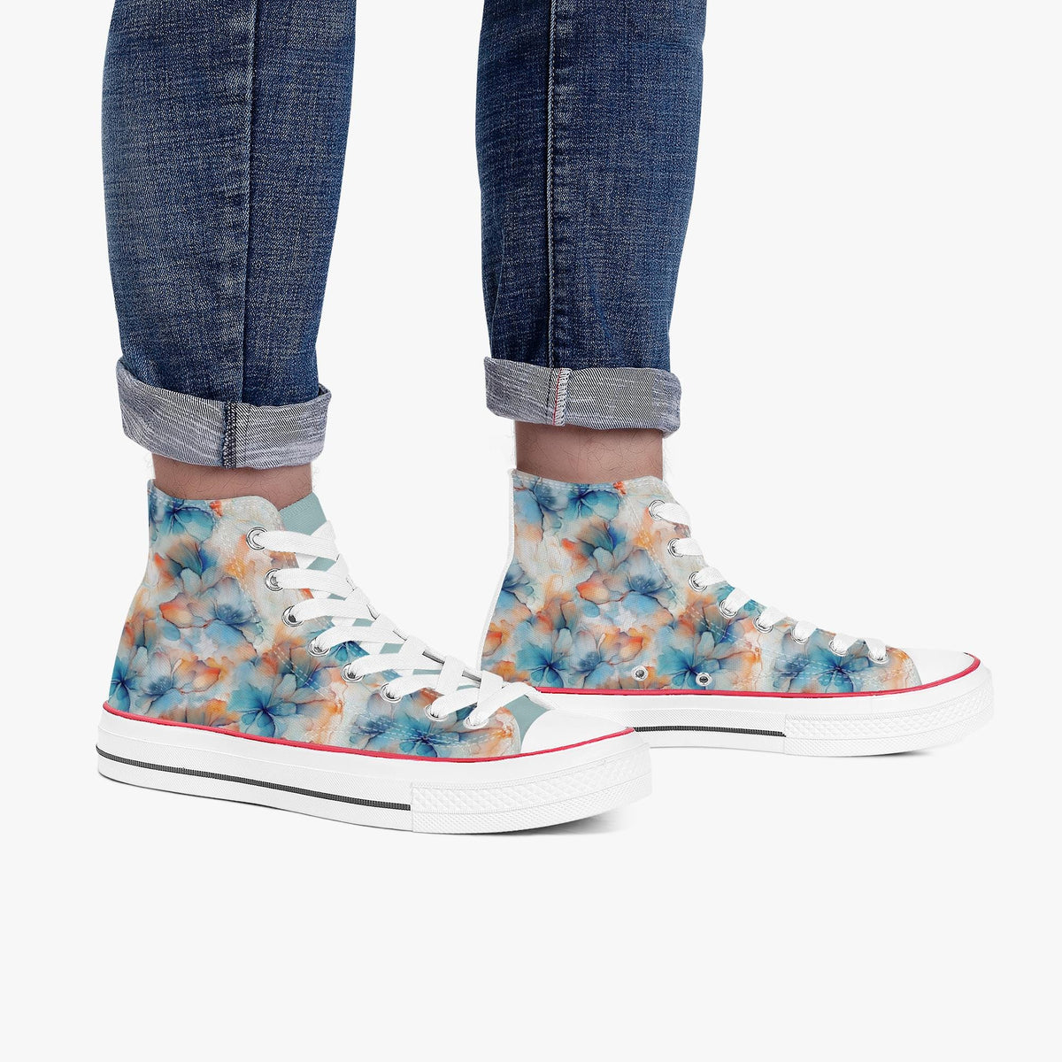 Vooraanzicht van high-top sneakers met witte veters en neuskap