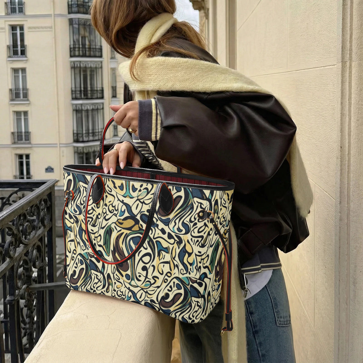 Model draagt faux leather shopper over haar schouder op een Parijs balkon