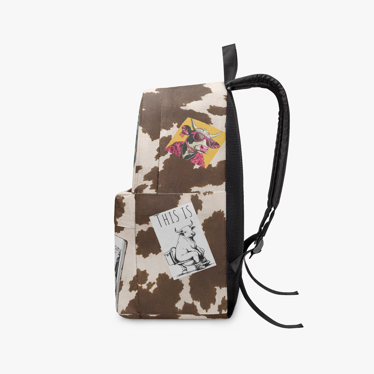Perfil lateral de la mochila de vaca que muestra el asa superior y el arte de los parches de vaca