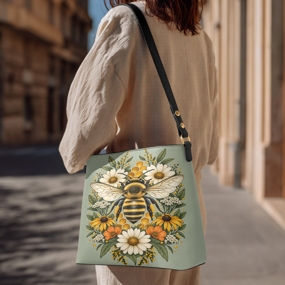Mannequin dans la rue, le sac porté épaule en simili cuir abeille posé sur l'épaule