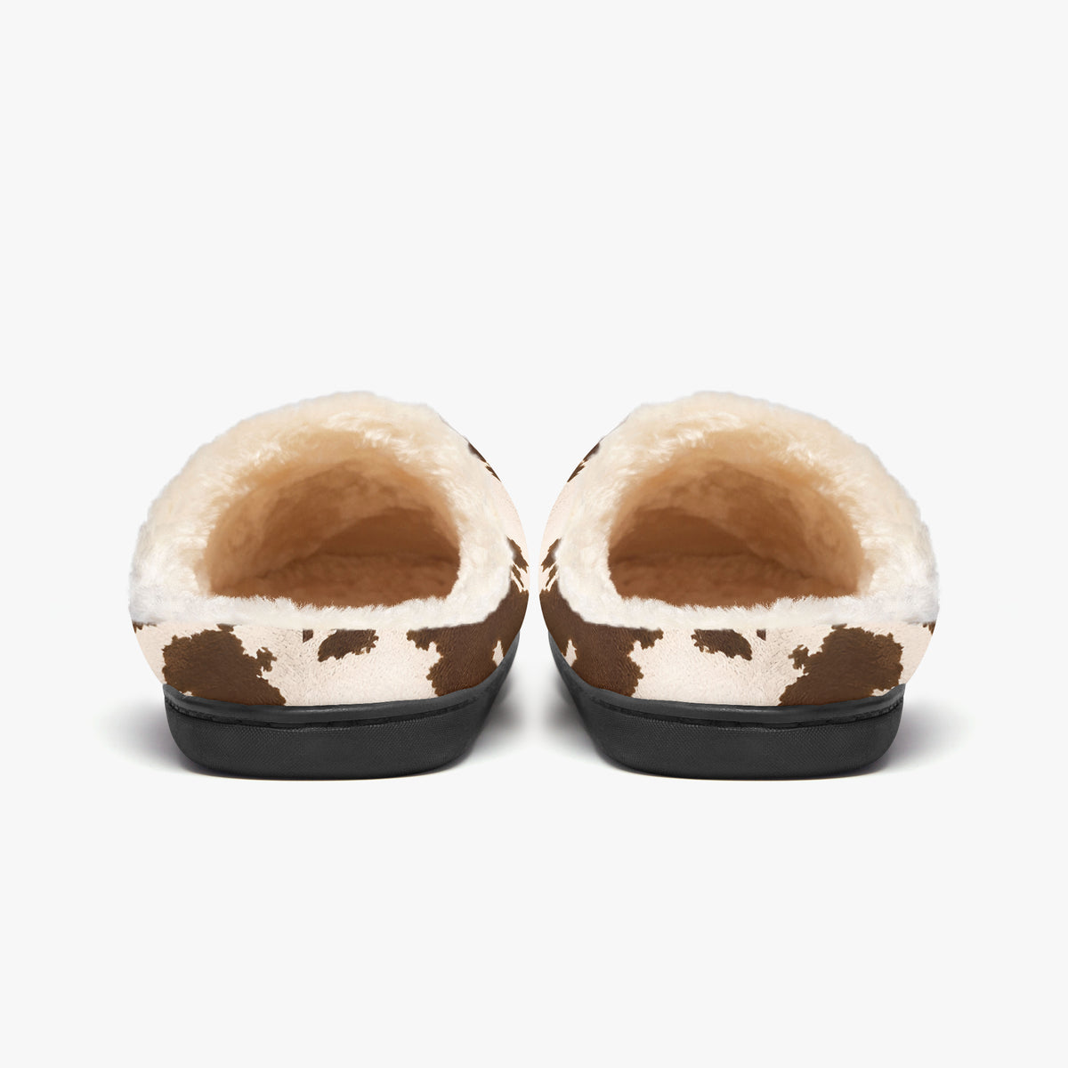 Vista trasera de zapatillas de casa de vaca que muestra la abertura del talón y el forro de peluche crema