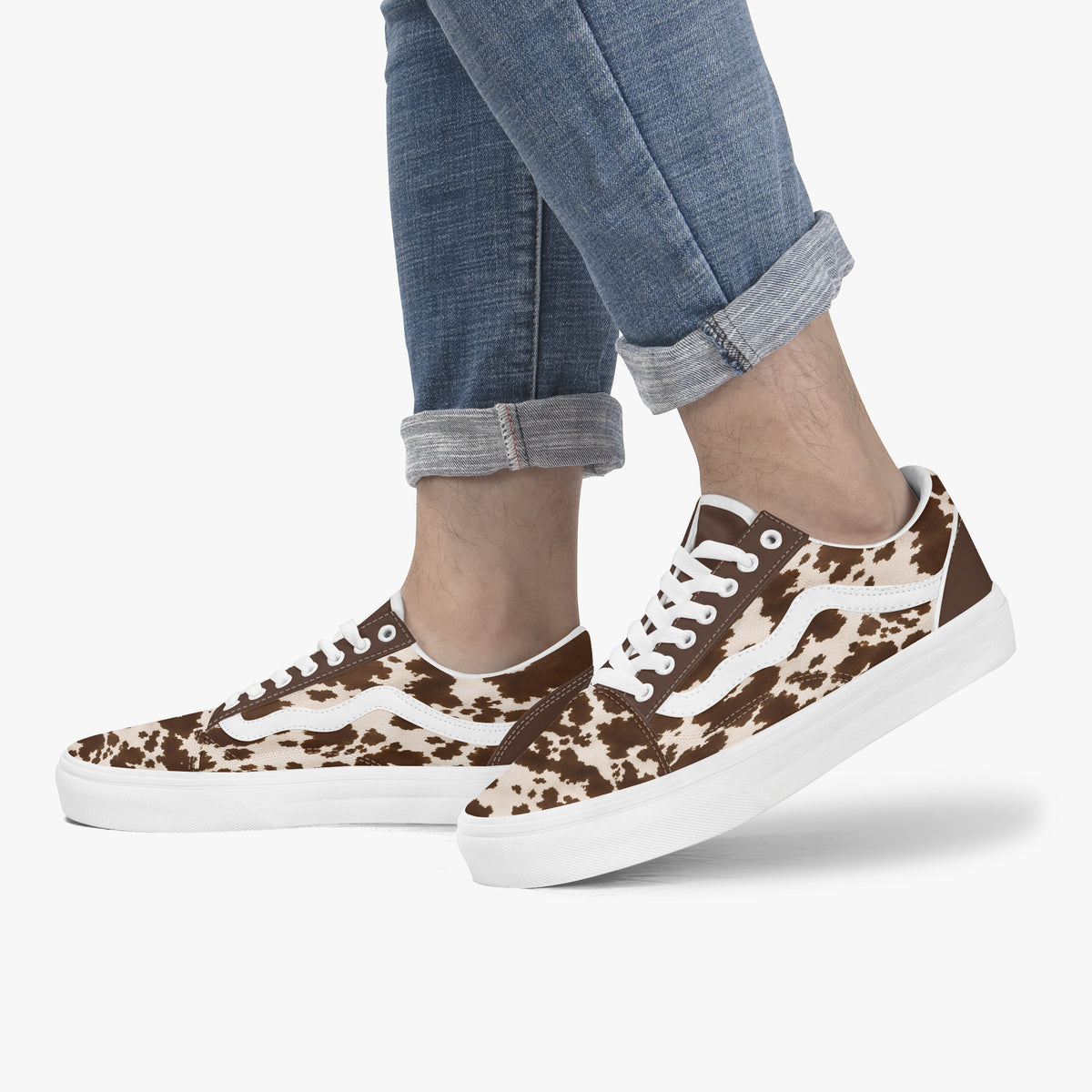 Uomo che indossa sneakers stampa mucca con jeans arrotolati, vista laterale