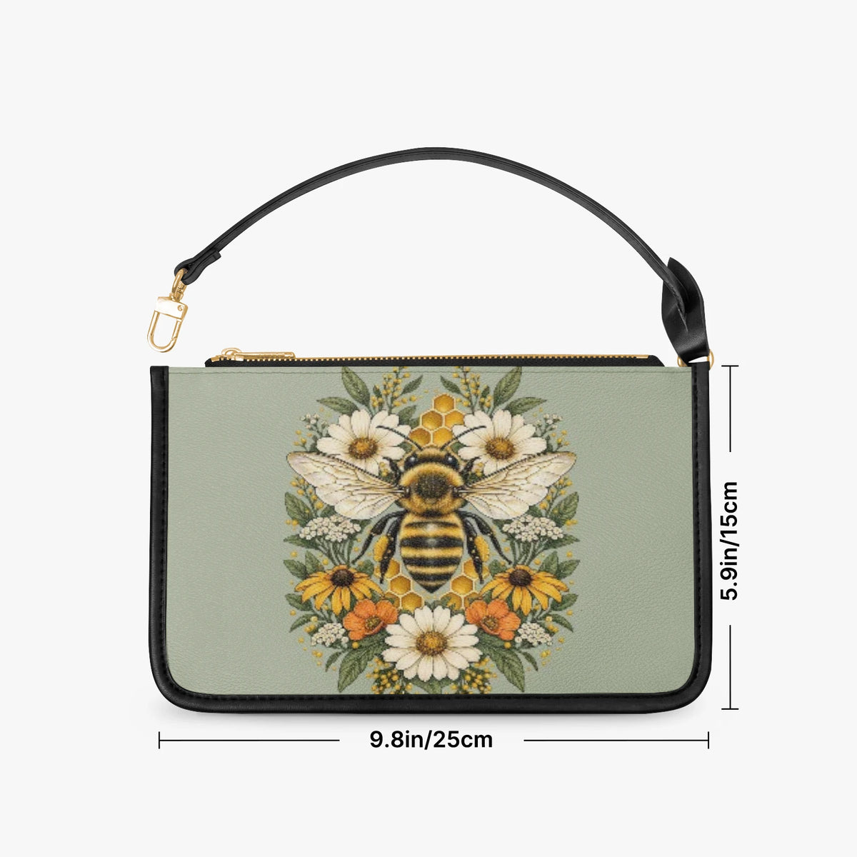 Modella seduta su un divano con la borsa tote verde salvia