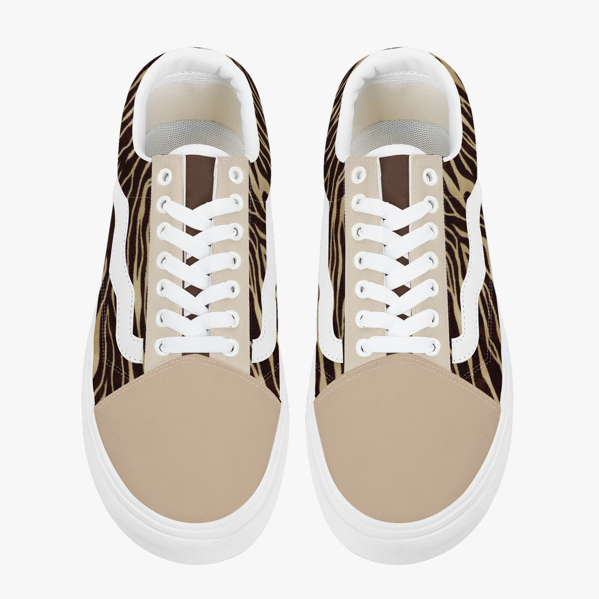 Vue de dessus des baskets en toile imprimé zèbre montrant les lacets et le bout beige