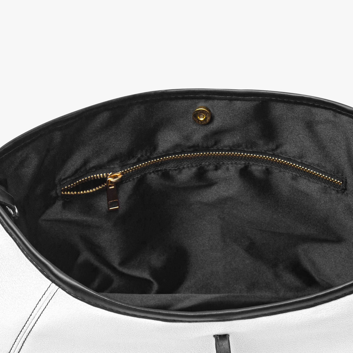 Vista interna della borsa tote verde salvia che mostra la tasca con zip e la fodera in raso