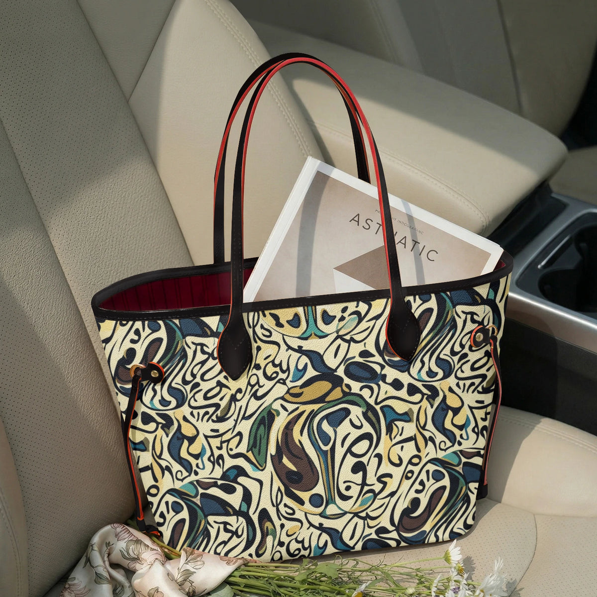 Model houdt faux leather shopper bij de handvatten voor een kerstboom
