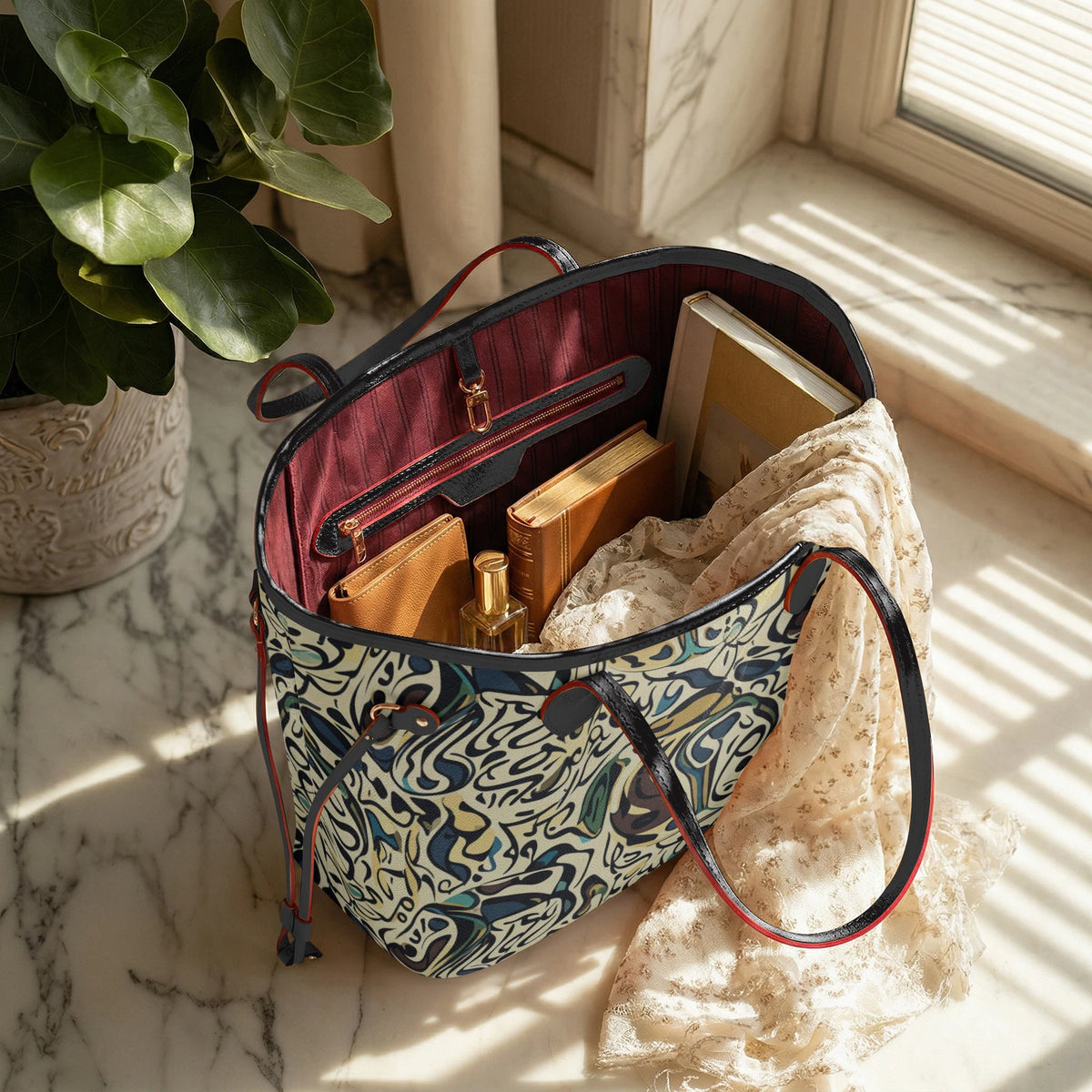 Interieur van faux leather shopper met boeken en sjaal op een marmeren oppervlak